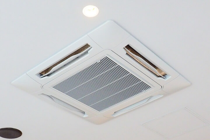 白い天井に設置された業務用エアコン