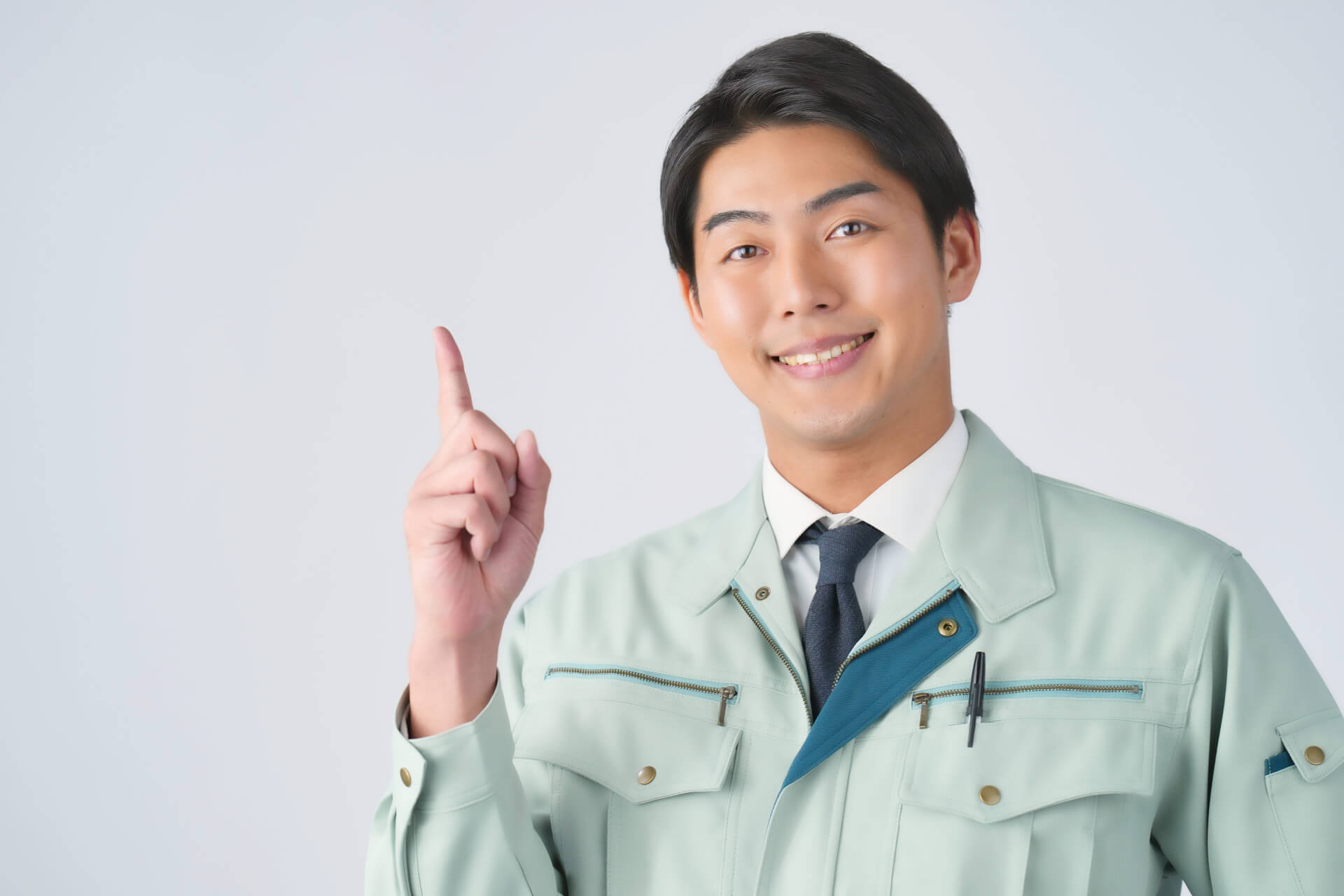 指を上げて説明する作業服の男性