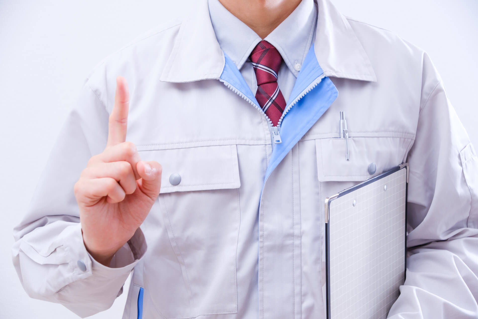 作業服を着た男性の指差し説明